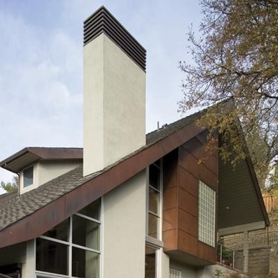 Свежая идея для дизайна: дом в стиле модернизм с двускатной крышей - отличное фото интерьера