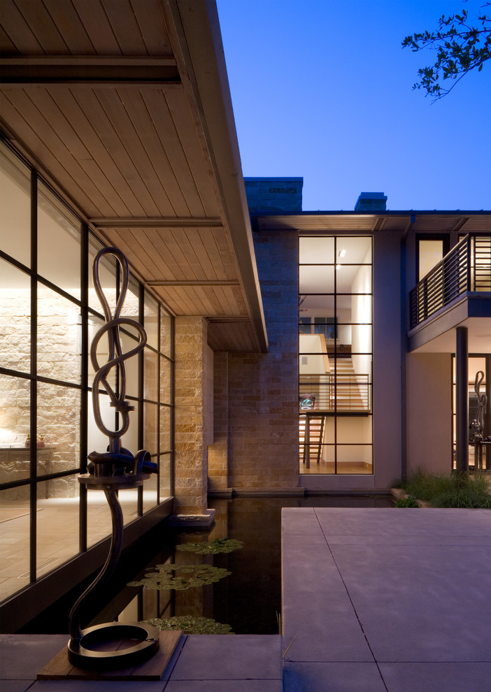 Idee per la facciata di una casa beige moderna a due piani