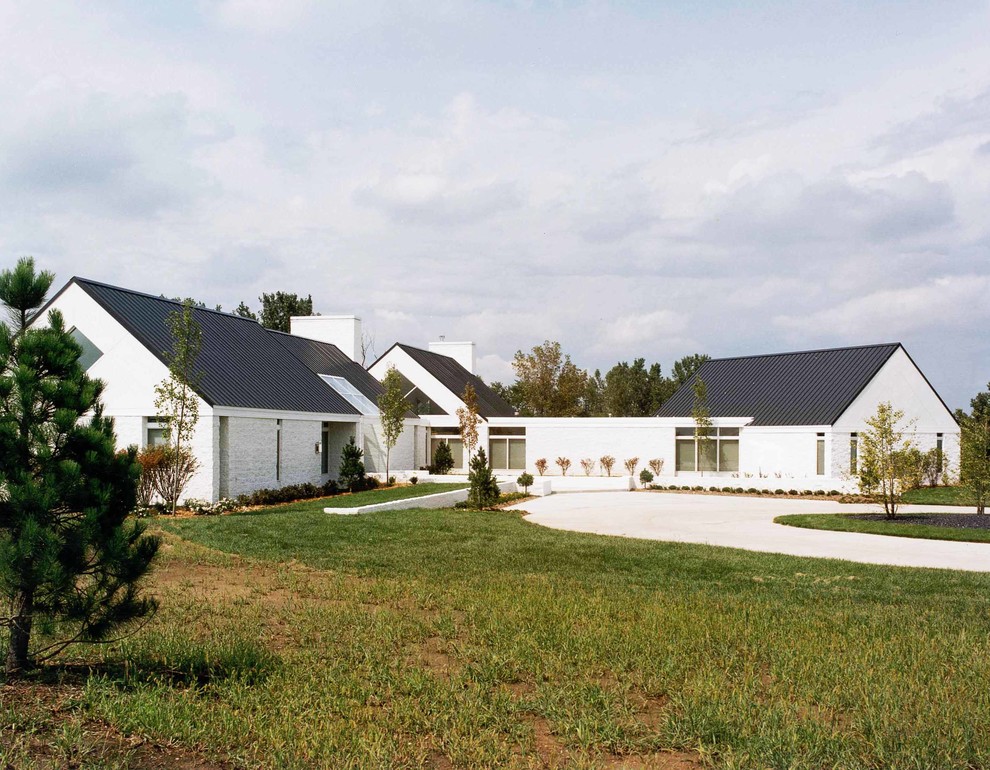 Geräumiges Klassisches Einfamilienhaus mit Steinfassade, weißer Fassadenfarbe, Satteldach und Blechdach in Cedar Rapids