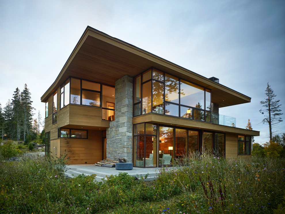 Modelo de fachada de casa marrón contemporánea de tamaño medio de dos plantas con revestimiento de madera