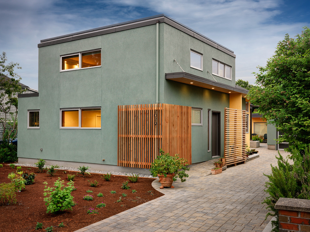 Idées déco pour une façade de maison verte contemporaine à un étage avec un toit plat.