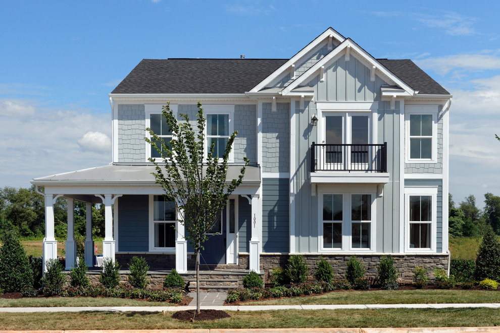 Ejemplo de fachada de casa azul costera grande de dos plantas con revestimiento de madera, tejado a dos aguas y tejado de teja de barro
