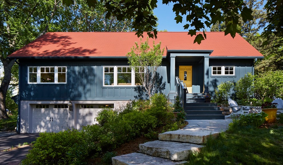 Exempel på ett mellanstort nordiskt blått hus, med två våningar och fiberplattor i betong
