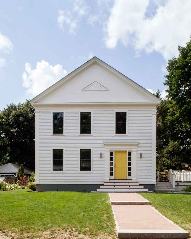 Zweistöckiges Klassisches Haus mit weißer Fassadenfarbe in Boston