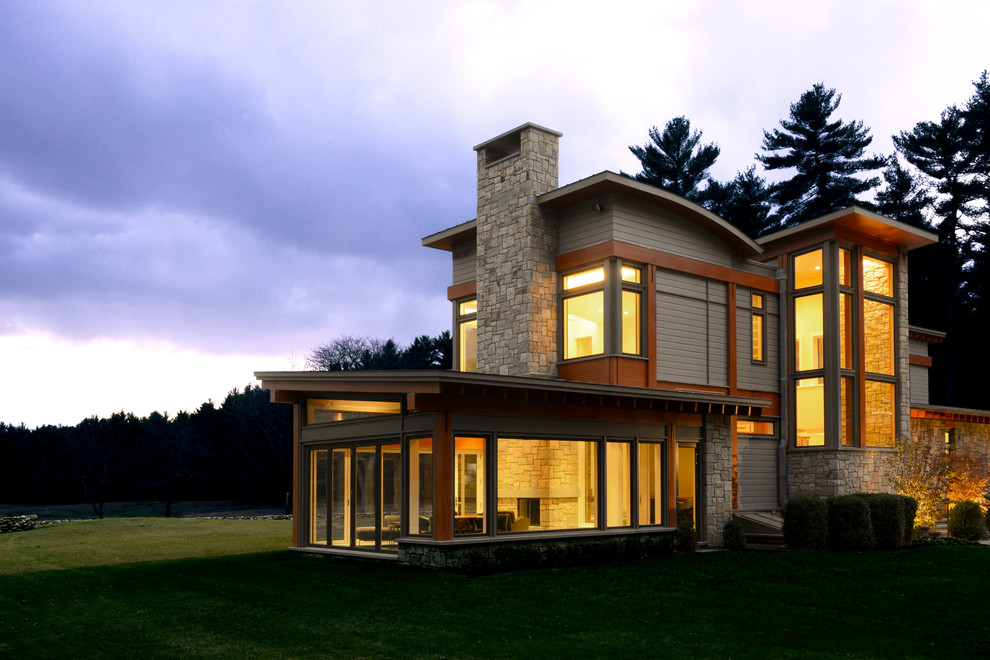 Idée de décoration pour une façade de maison grise design à un étage.