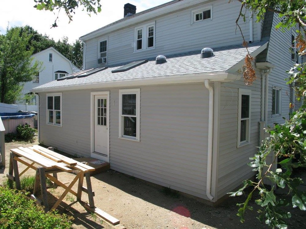 Idee per la casa con tetto a falda unica grigio american style a un piano di medie dimensioni con rivestimento in vinile