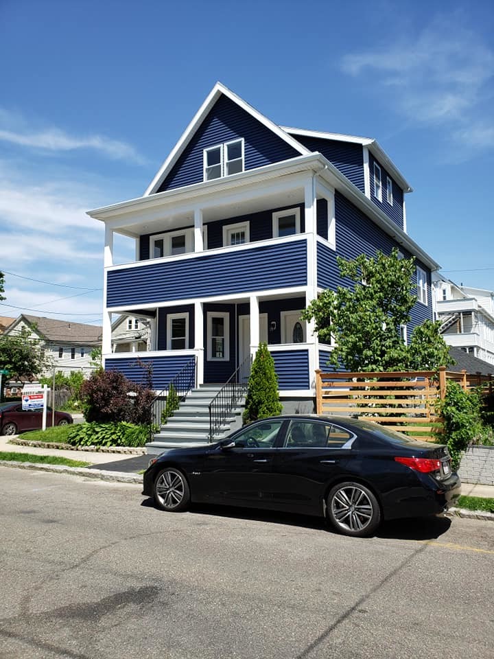 Idéer för att renovera ett mellanstort funkis blått lägenhet, med tre eller fler plan, vinylfasad, sadeltak och tak i shingel