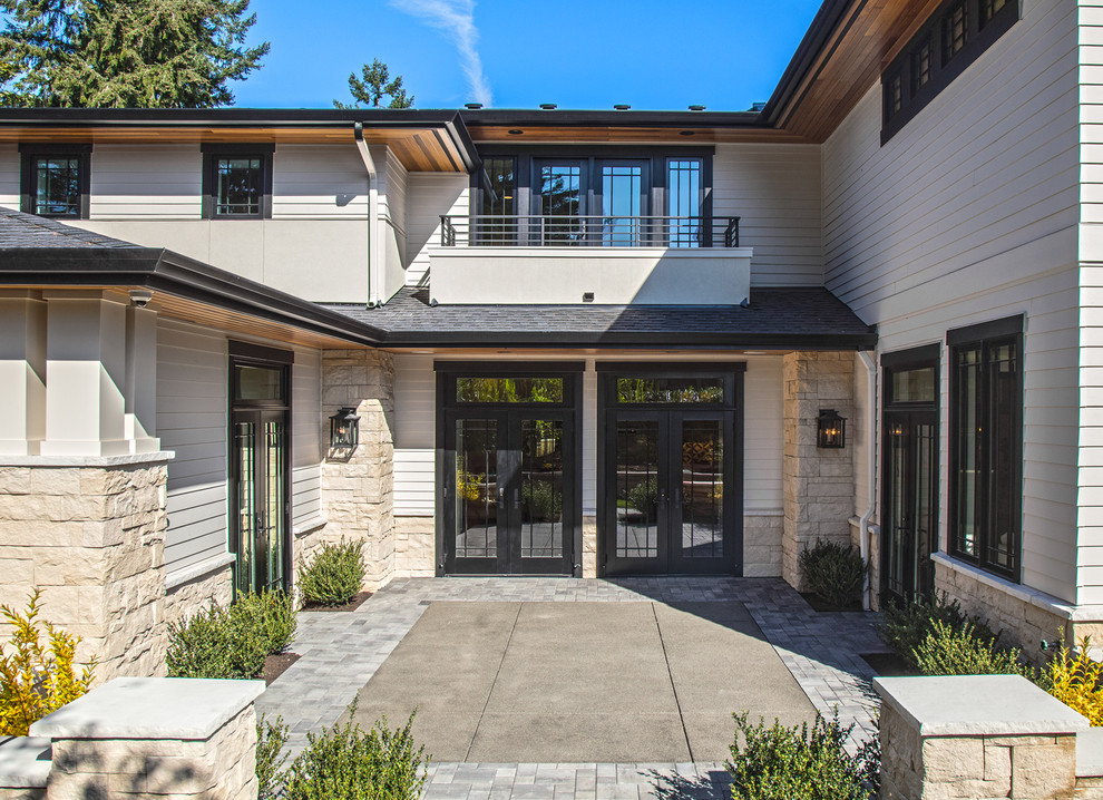 Großes, Zweistöckiges Modernes Einfamilienhaus mit Mix-Fassade und beiger Fassadenfarbe in Seattle