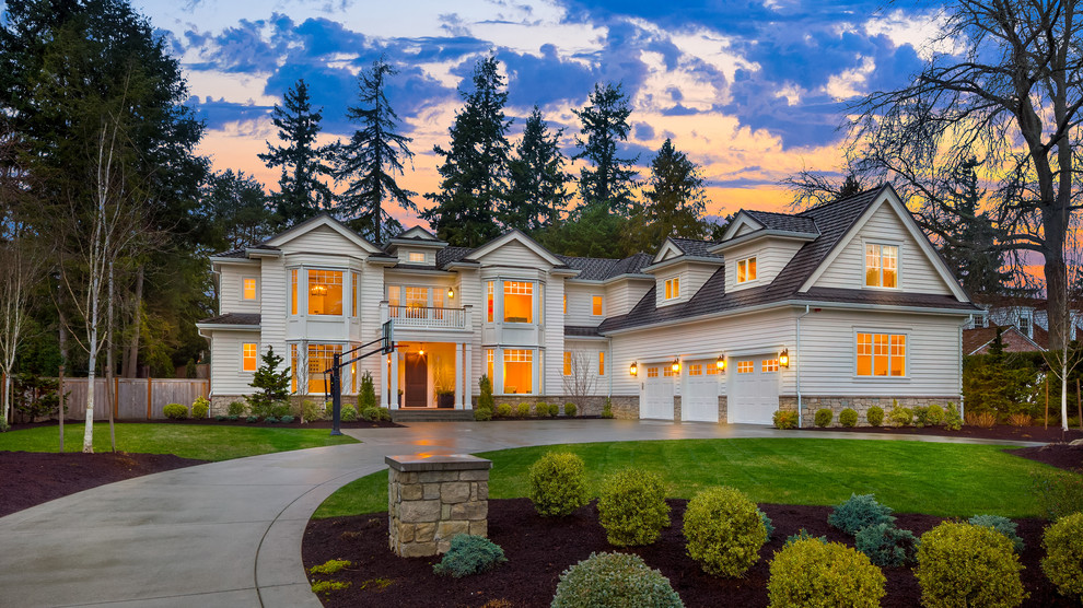 Dreistöckiges Klassisches Einfamilienhaus mit weißer Fassadenfarbe, Satteldach und Schindeldach in Seattle