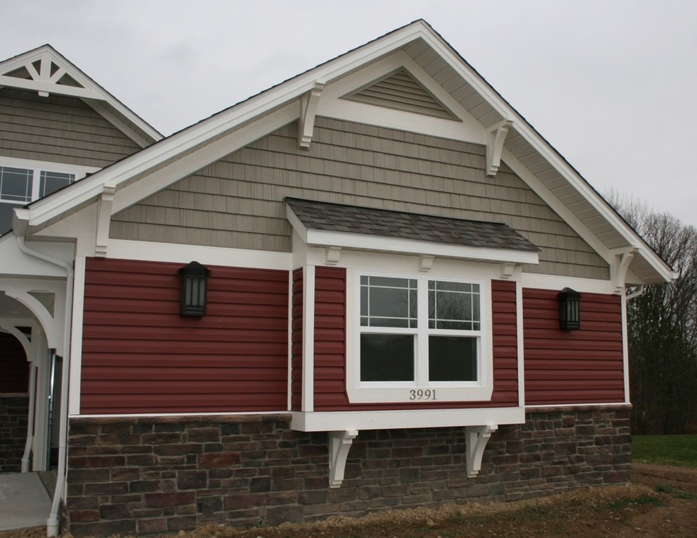 Esempio della facciata di una casa american style con abbinamento di colori
