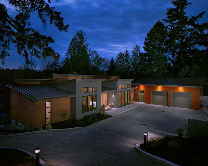 Стильный дизайн: двухэтажный дом в современном стиле с односкатной крышей - последний тренд