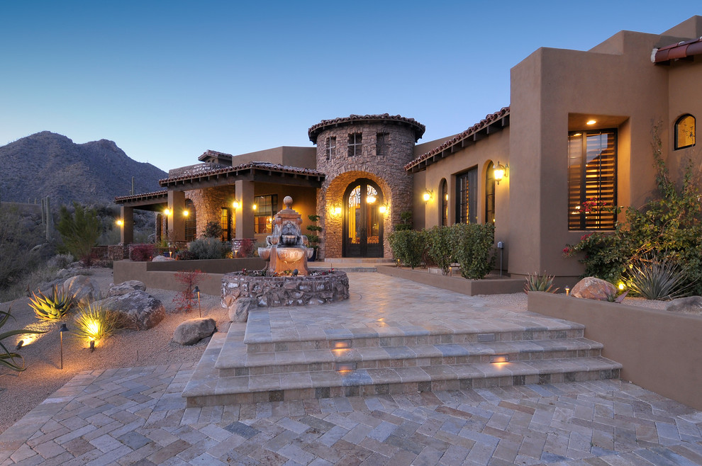 Einstöckiges, Großes Mediterranes Einfamilienhaus mit Flachdach, Mix-Fassade, brauner Fassadenfarbe und Ziegeldach in Phoenix