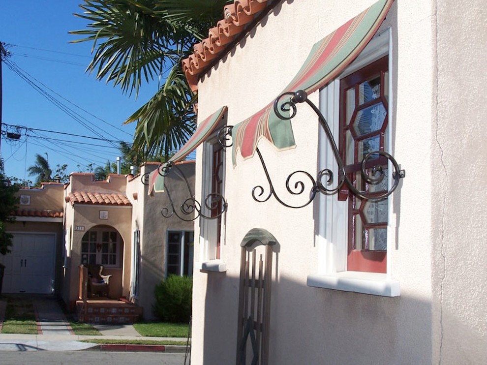 オレンジカウンティにあるお手頃価格の小さな地中海スタイルのおしゃれな家の外観 (漆喰サイディング) の写真