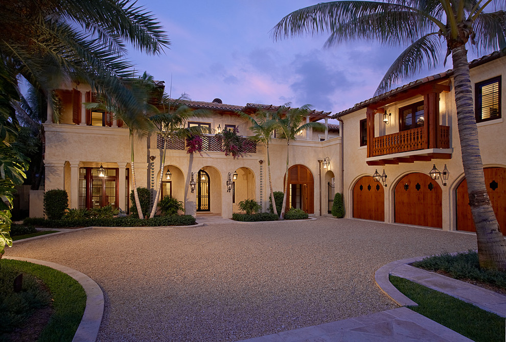 Großes, Zweistöckiges Mediterranes Haus mit Putzfassade und beiger Fassadenfarbe in Miami