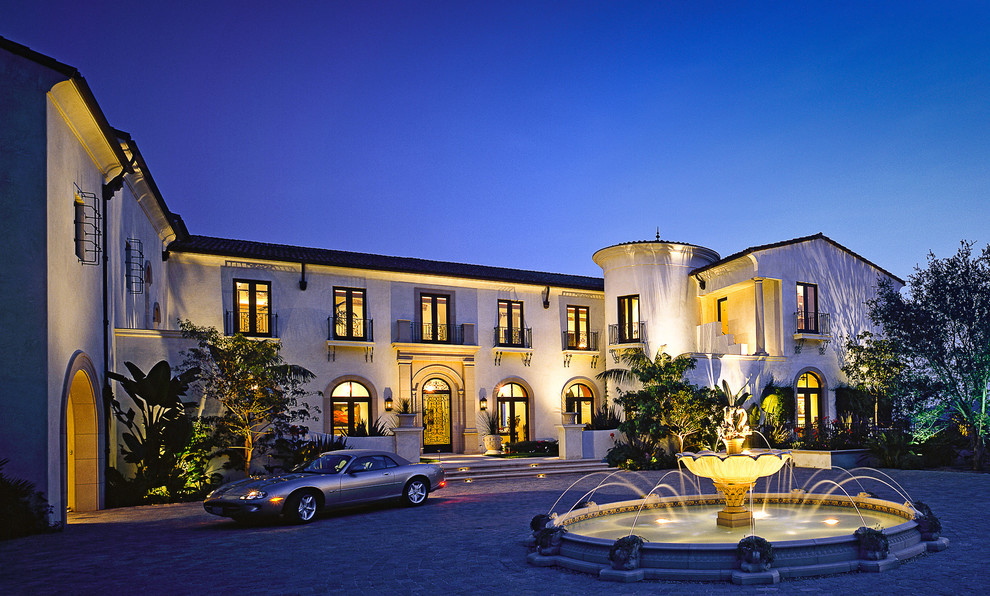 Zweistöckiges Mediterranes Einfamilienhaus mit Putzfassade, beiger Fassadenfarbe und Ziegeldach in Los Angeles
