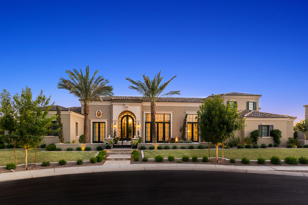Zweistöckiges Mediterranes Einfamilienhaus mit Putzfassade, grauer Fassadenfarbe, Walmdach und Ziegeldach in Phoenix