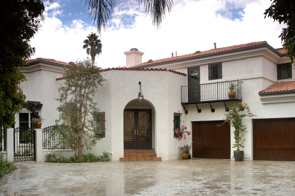Großes, Zweistöckiges Mediterranes Haus mit Putzfassade und weißer Fassadenfarbe in Los Angeles