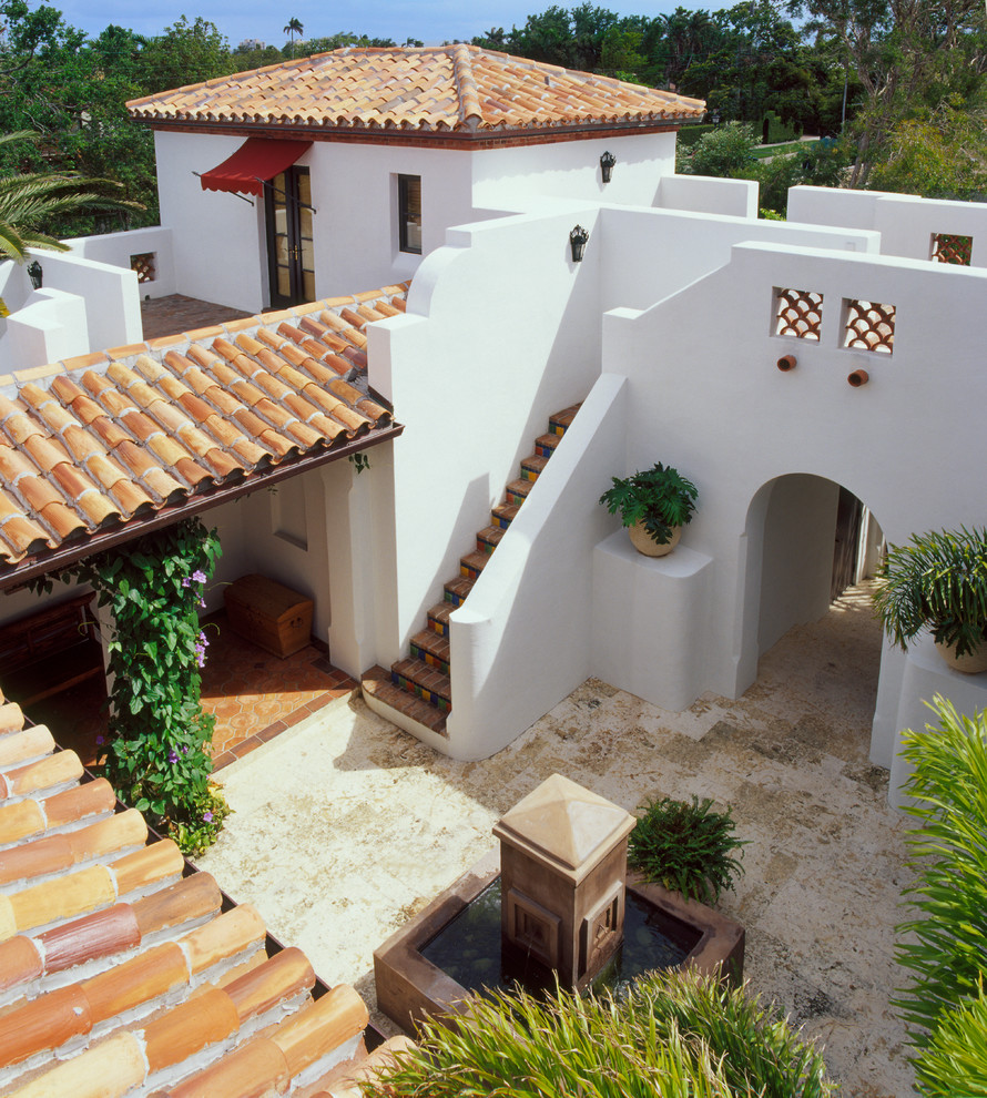 Idee per la facciata di una casa mediterranea a due piani con scale
