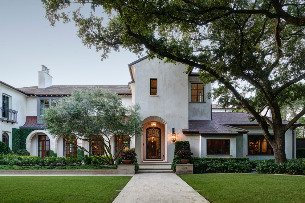 Zweistöckiges, Geräumiges Mediterranes Einfamilienhaus mit Putzfassade, weißer Fassadenfarbe, Walmdach und Ziegeldach in Houston