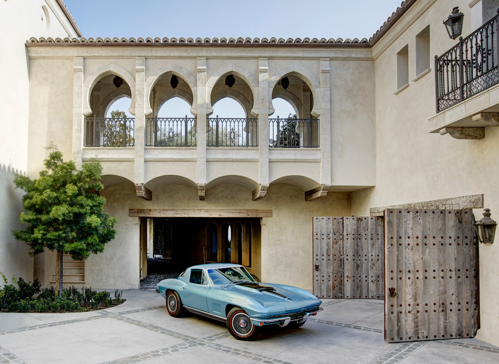 Geräumiges, Zweistöckiges Mediterranes Einfamilienhaus mit Lehmfassade, beiger Fassadenfarbe, Flachdach und Ziegeldach in Los Angeles