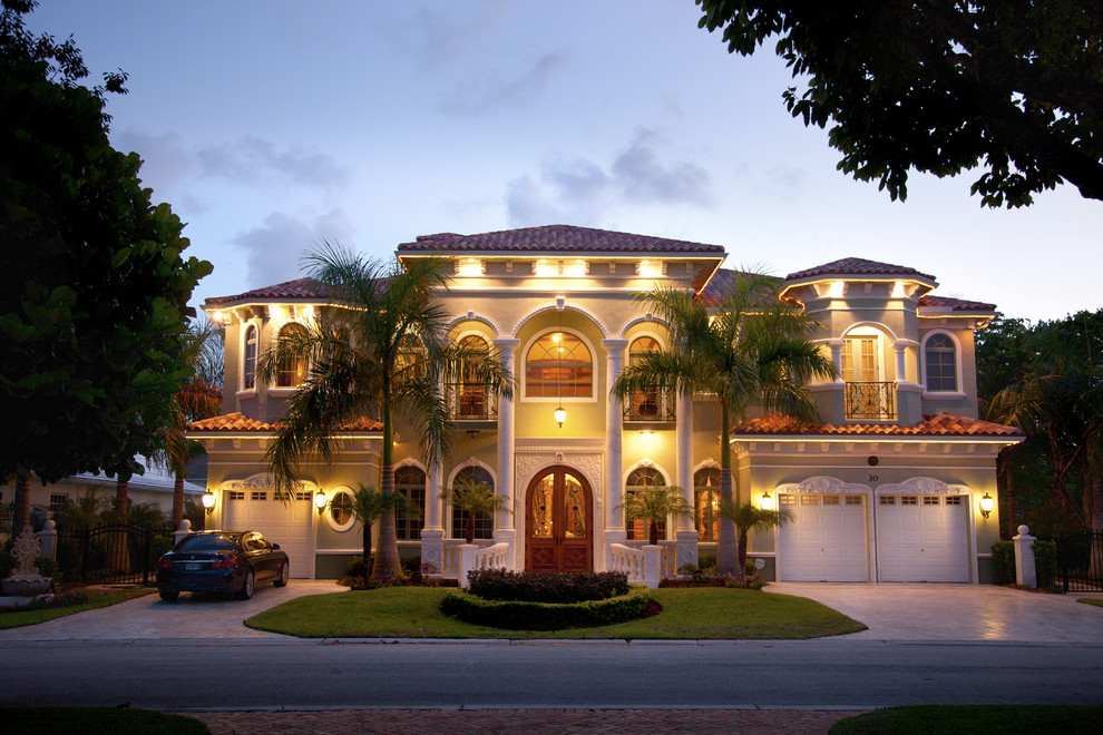Geräumiges, Zweistöckiges Mediterranes Einfamilienhaus mit Putzfassade, beiger Fassadenfarbe, Walmdach und Ziegeldach in Miami