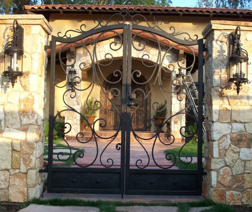 Foto de fachada marrón mediterránea de dos plantas con revestimiento de piedra