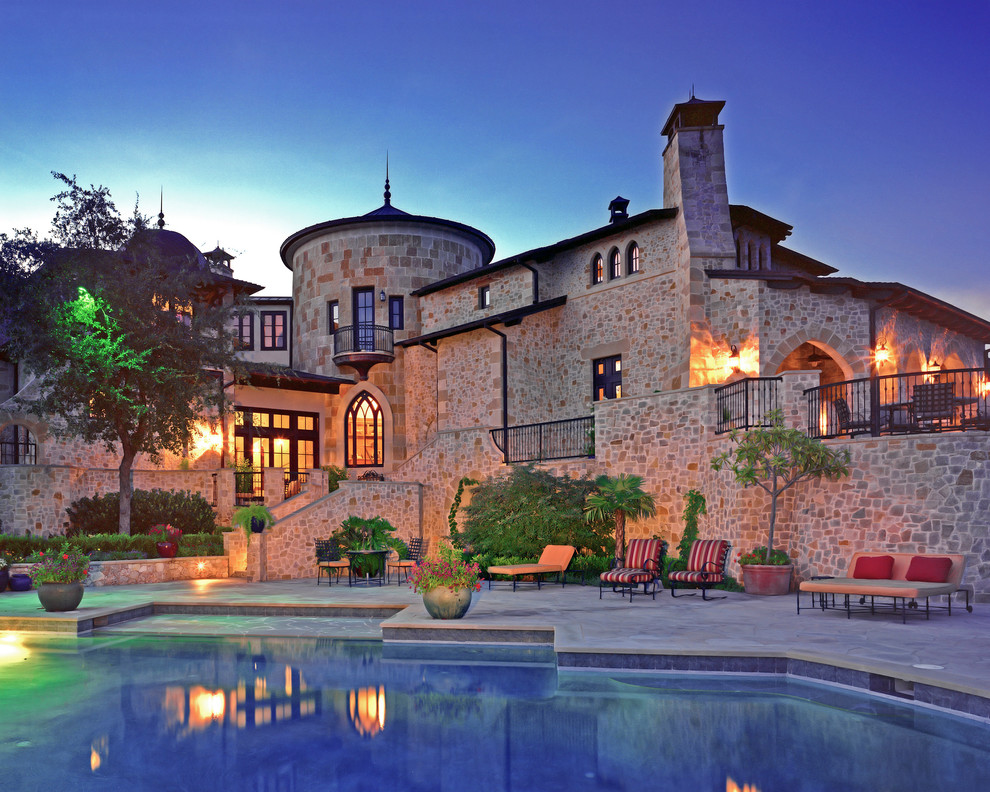 Geräumiges Mediterranes Haus mit Steinfassade in Austin