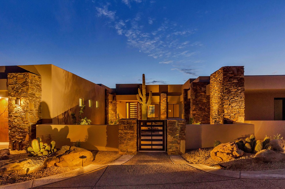 Mediterranes Haus mit Steinfassade und Flachdach in Phoenix