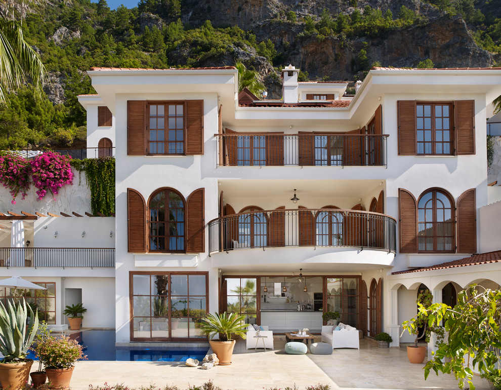 Immagine della facciata di una casa ampia mediterranea a tre piani