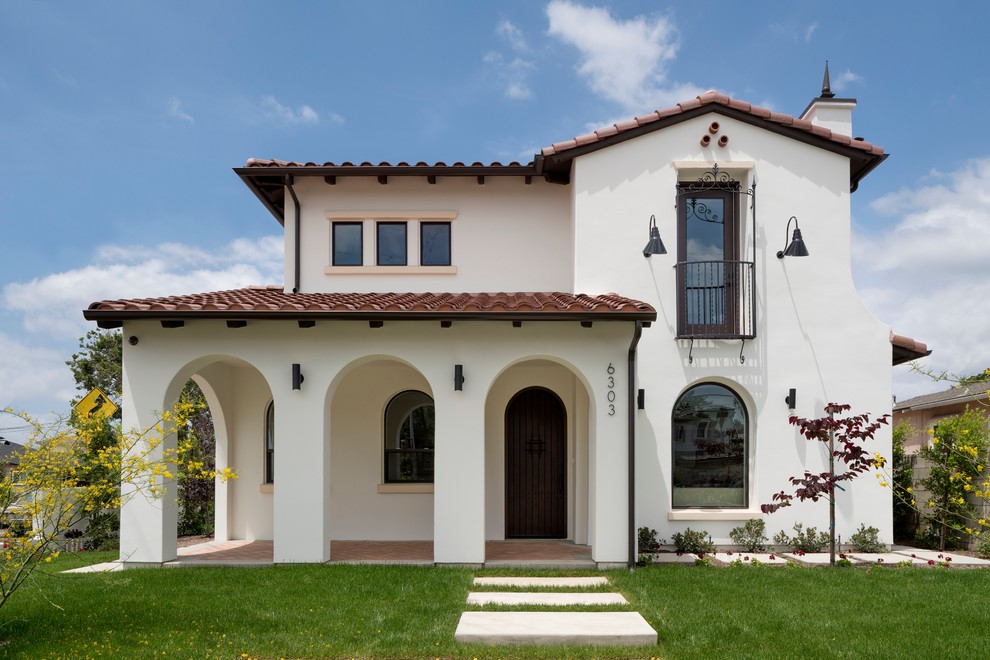 Mittelgroßes, Zweistöckiges Mediterranes Haus mit beiger Fassadenfarbe in Los Angeles
