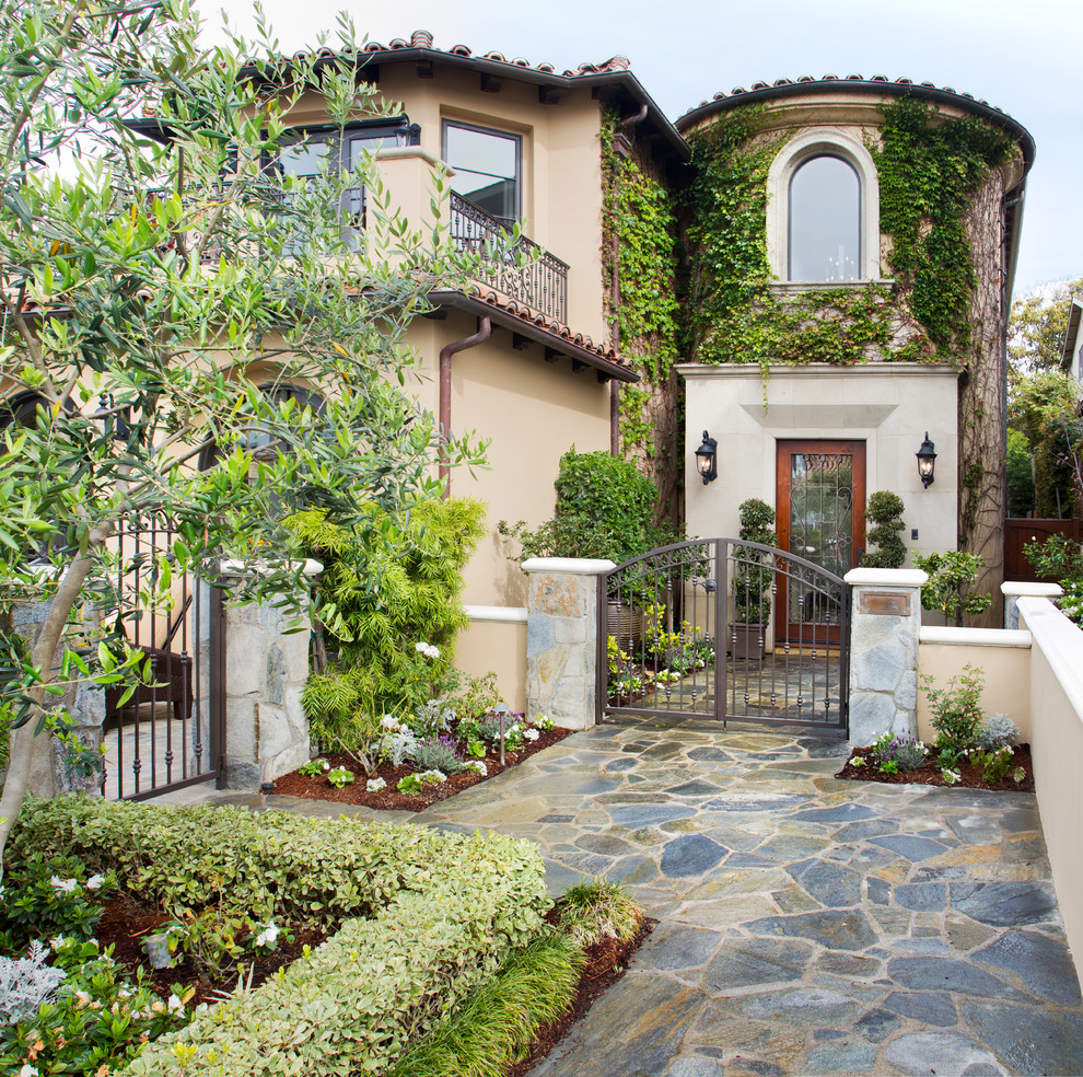 Zweistöckiges Mediterranes Einfamilienhaus mit Putzfassade, beiger Fassadenfarbe, Satteldach und Ziegeldach in Los Angeles