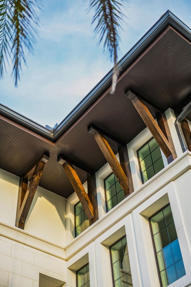 Kleines, Zweistöckiges Mediterranes Einfamilienhaus mit Putzfassade, weißer Fassadenfarbe, Walmdach und Blechdach in Tampa