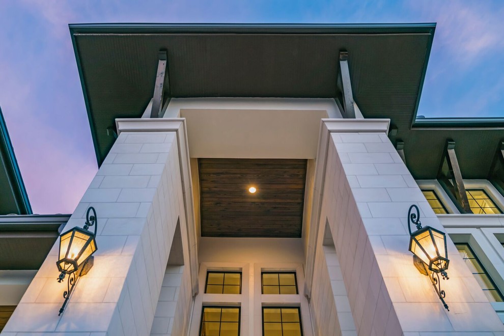 Kleines, Zweistöckiges Mediterranes Einfamilienhaus mit Putzfassade, weißer Fassadenfarbe, Walmdach und Blechdach in Tampa