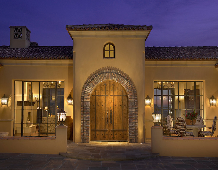 フェニックスにあるラグジュアリーな地中海スタイルのおしゃれな家の外観 (コンクリートサイディング) の写真