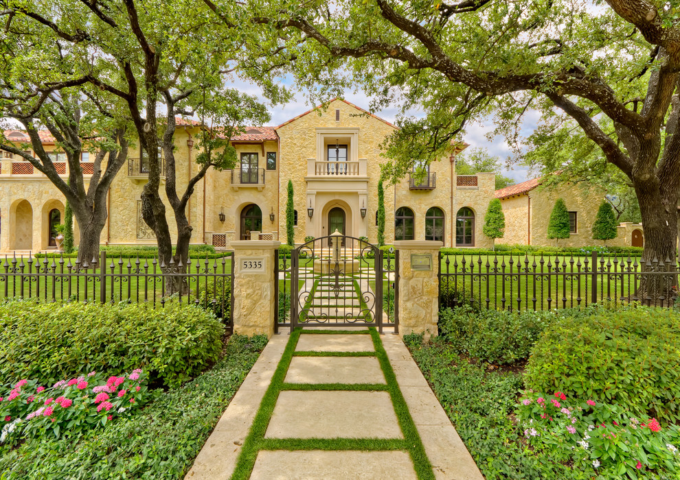 Mediterranes Haus mit Steinfassade in Dallas