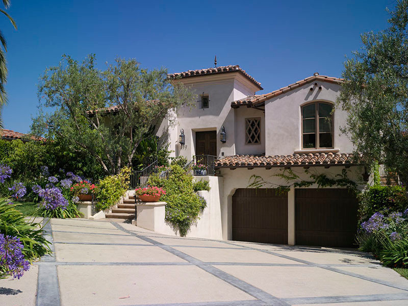Mittelgroßes, Zweistöckiges Mediterranes Haus mit Putzfassade, weißer Fassadenfarbe und Satteldach in Los Angeles