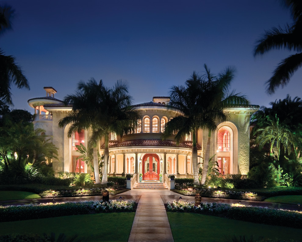 Zweistöckiges Mediterranes Haus mit beiger Fassadenfarbe in Tampa