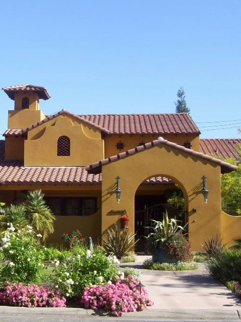 Mittelgroßes, Einstöckiges Mediterranes Haus mit Putzfassade, Satteldach und oranger Fassadenfarbe in San Luis Obispo