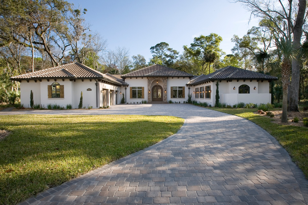 Einstöckiges Mediterranes Einfamilienhaus mit Putzfassade, weißer Fassadenfarbe, Walmdach und Ziegeldach in Jacksonville
