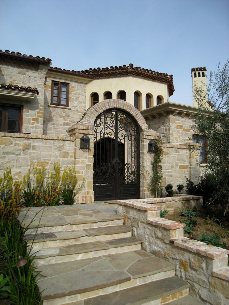 Großes, Dreistöckiges Mediterranes Einfamilienhaus mit Steinfassade, beiger Fassadenfarbe, Walmdach und Ziegeldach in San Diego