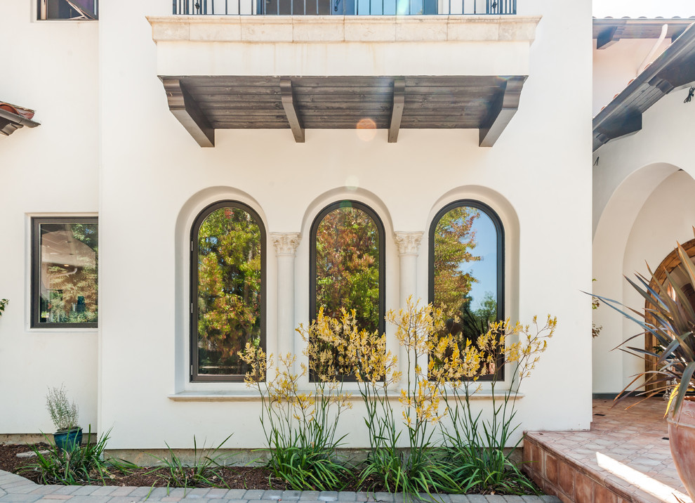 Geräumiges, Zweistöckiges Mediterranes Haus mit Lehmfassade, beiger Fassadenfarbe und Walmdach in San Francisco