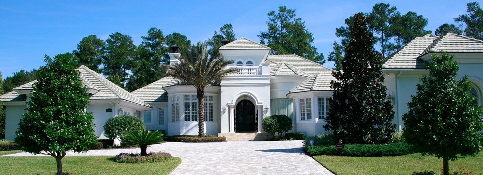 Стильный дизайн: двухэтажный, белый дом среднего размера в средиземноморском стиле с облицовкой из цементной штукатурки - последний тренд