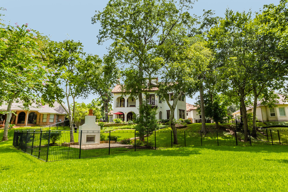 Großes, Dreistöckiges Mediterranes Einfamilienhaus mit Mix-Fassade, weißer Fassadenfarbe, Satteldach und Ziegeldach in Houston