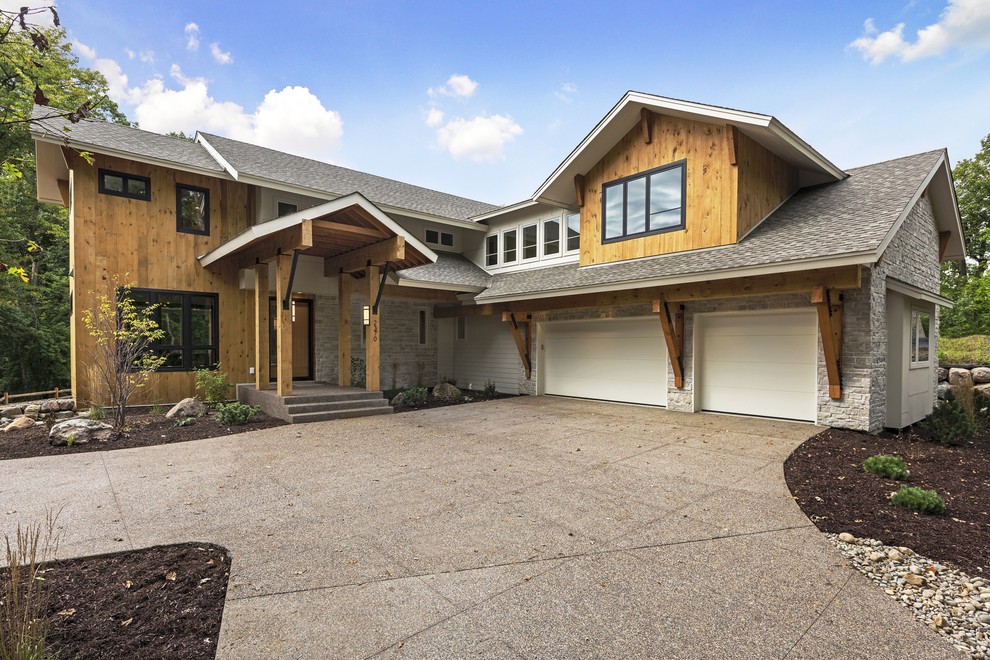 Ejemplo de fachada de casa gris actual de tamaño medio de dos plantas con revestimientos combinados, tejado a dos aguas y tejado de teja de madera