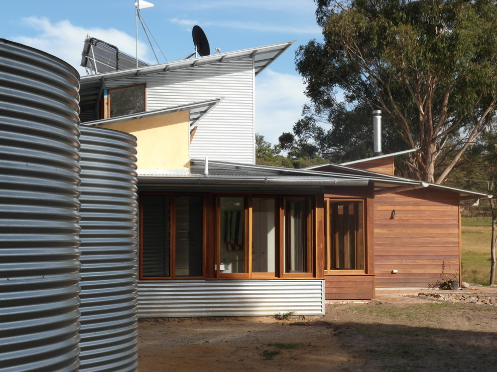 Ispirazione per la facciata di una casa eclettica a due piani di medie dimensioni con rivestimento in legno