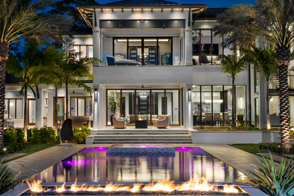 Zweistöckiges Modernes Einfamilienhaus mit Putzfassade und beiger Fassadenfarbe in Orlando