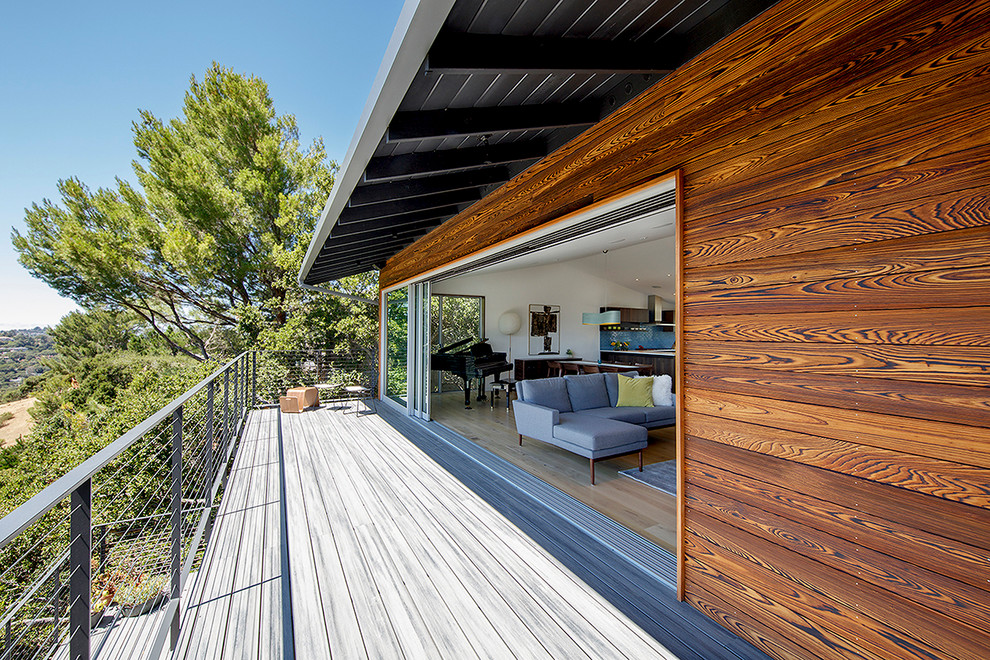 Стильный дизайн: одноэтажный, деревянный, разноцветный частный загородный дом в стиле модернизм - последний тренд