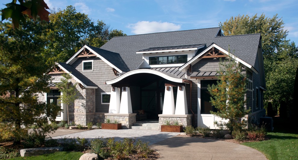 Пример оригинального дизайна: деревянный, серый дом среднего размера в стиле кантри с крышей из смешанных материалов