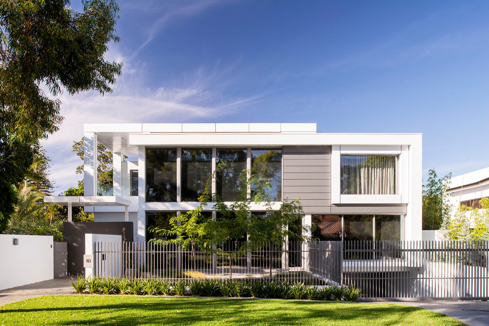 Zweistöckiges, Geräumiges Modernes Haus mit weißer Fassadenfarbe in Perth