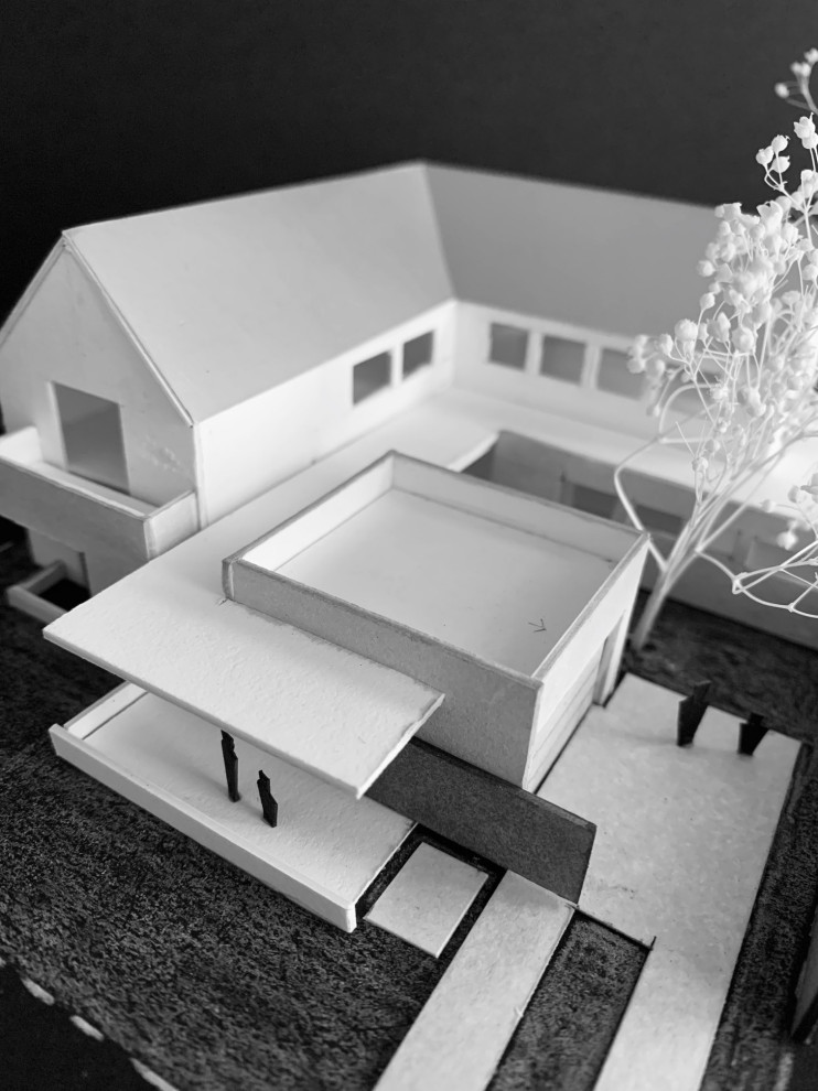 Идея дизайна: большой, двухэтажный, кирпичный, белый частный загородный дом в стиле неоклассика (современная классика) с двускатной крышей и металлической крышей